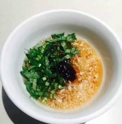 9種超好吃的火鍋蘸料搭配 火鍋控們?cè)摽纯戳?></p><p>9種超好吃的火鍋蘸料搭配 火鍋控們?cè)摽纯戳耍?/p><p>辣椒油+香油+花生碎+蒜泥+香菜</p><p>這款醬料最大感受就是“香”，適合吃肥牛!從湯汁中夾牛肉放進(jìn)碗中，醬料浸滿肉片，又香又辣，香味溢滿口腔!</p><p>6、變態(tài)麻辣蘸料</p><p>辣椒粉+辣椒油+小米椒+麻辣粉+蔥+香菜</p><p>如果你是無(wú)辣不歡星人，這款醬料絕對(duì)能充分滿足你的味蕾，辣辣辣!3中不同的混合辣，搭配各種肉和菜，口感提升N個(gè)level~吃不了辣的妹子，謹(jǐn)慎試吃!</p><p>7、麻辣牛肉醬</p><p>辣椒醬+麻油+花生碎+牛肉醬</p><p>麻油鋪滿碗底，再放上炒雞多的牛肉醬和辣椒醬，撒上花生碎提香，麻辣鮮香，好吃到迎風(fēng)流淚!配火鍋、拌面、拌飯都好吃!</p><p>8、紅油芝麻醬</p><p>芝麻醬+辣椒醬+麻油+生抽+醋+蔥姜末</p><p>這款醬料比較適合北方人，經(jīng)典的芝麻醬搭配辣椒醬，咸辣口星人最愛，很多旋轉(zhuǎn)小火鍋都是這個(gè)碟料哦~</p><p>9、香辣芝麻蘸</p><p>芝麻醬+耗油+腐乳汁+剁椒+蒜泥+蔥</p><p>吃膩了單一的芝麻醬，可以加少量小米椒中和，口味層次會(huì)更加豐富，清閑的淡淡辣，適合怕辣又喜歡辣的小伙伴哦~</p> </article> <h2>相關(guān)視頻</h2> <strong>特別聲明：</strong>以上文章內(nèi)容僅代表作者本人觀點(diǎn)，不代表 新浪網(wǎng)觀點(diǎn)或立場(chǎng)。如有關(guān)于作品內(nèi)容、版權(quán)或其它問(wèn)題請(qǐng)于作品發(fā)布后的30日內(nèi)與 新浪網(wǎng)聯(lián)系。 大家都在看<p>錄取通知書是大學(xué)的第一堂課361萬(wàn)</p><p>殯儀館3500招太平間門衛(wèi)要全天在崗361萬(wàn)熱</p><p>一國(guó)企登報(bào)喊61名職工回來(lái)上班353萬(wàn)</p><p>愛康委托第三方權(quán)威機(jī)構(gòu)論證與鑒定340萬(wàn)新</p><p>山姆背叛了山姆325萬(wàn)</p><p>河南蚊子被熱死301萬(wàn)</p>查看全部實(shí)時(shí)熱點(diǎn) <h2>相關(guān)新聞點(diǎn)擊查看更多</h2> <h2>推薦閱讀點(diǎn)擊查看更多</h2> 視頻 直播 美圖 博客 新浪 政務(wù) 搞笑 八卦 情感 旅游 佛學(xué) 眾測(cè)<p style=