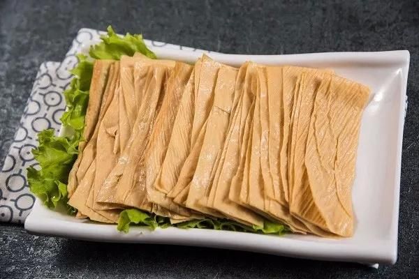 你知道豆腐皮、千張、腐竹的區(qū)別嗎？千張豆腐皮怎么炒好吃？