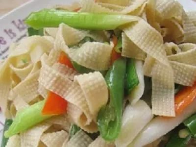 你知道豆腐皮、千張、腐竹的區(qū)別嗎？千張豆腐皮怎么炒好吃？