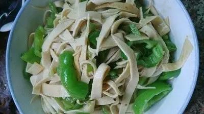 你知道豆腐皮、千張、腐竹的區(qū)別嗎？千張豆腐皮怎么炒好吃？
