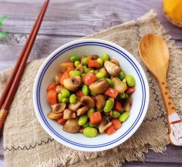 夏日清爽小菜，青豆炒蘑菇，比肉好吃的素菜菜譜
