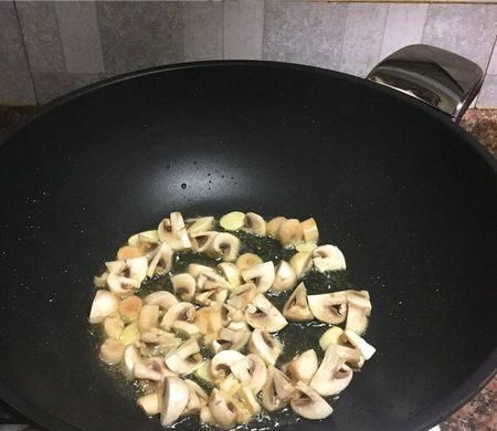 夏日清爽小菜，青豆炒蘑菇，比肉好吃的素菜菜譜
