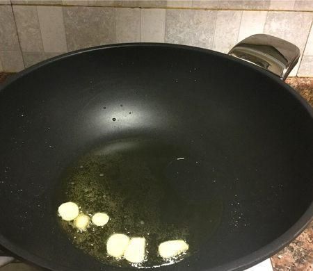 夏日清爽小菜，青豆炒蘑菇，比肉好吃的素菜菜譜