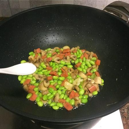 夏日清爽小菜，青豆炒蘑菇，比肉好吃的素菜菜譜