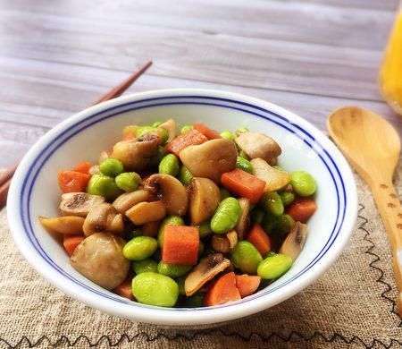 夏日清爽小菜，青豆炒蘑菇，比肉好吃的素菜菜譜