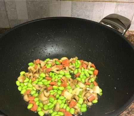 夏日清爽小菜，青豆炒蘑菇，比肉好吃的素菜菜譜