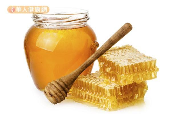 不建議蜂蜜水在早上起床空腹時飲用，以免導致腹瀉。
