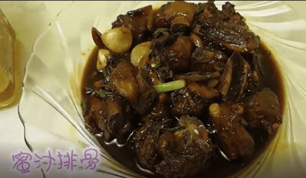 以蜜代糖制作蜜醋排骨