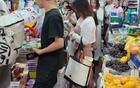 外國游客在青島排長隊喝免費啤酒