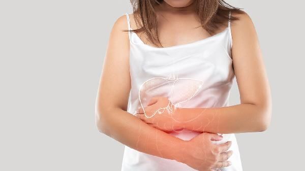 肝癌是喝出來的？醫(yī)生勸告：若想肝臟健康，這4件事千萬不要做！