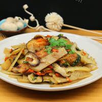 家常冬筍燜魚(yú)