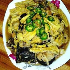  鮮美的冬筍燜魚(yú)