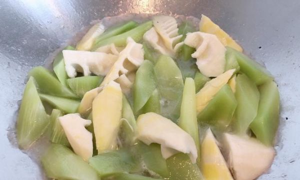 清炒竹筍，美味健康的家常佳肴（如何選購新鮮竹筍）