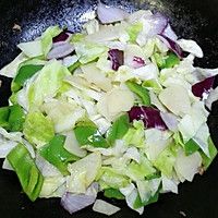健康減肥菜炒土豆柿子椒洋蔥頭圓白菜10分鐘搞定的做法圖解3