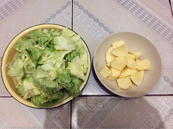鮮榨卷心菜蘋果汁 第1步
