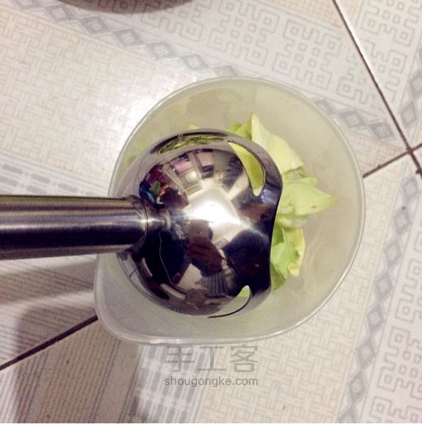 鮮榨卷心菜蘋果汁 第2步