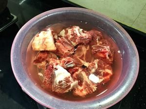 牛肉湯正確做法，不腥不膻，營(yíng)養(yǎng)又好喝的做法 步驟1