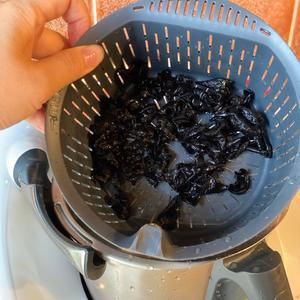 小美泡發(fā)黑木耳的做法 步驟2