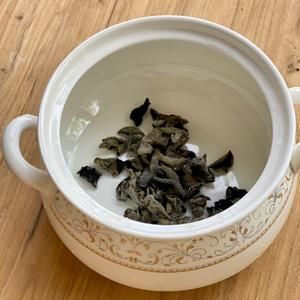 小美泡發(fā)黑木耳的做法 步驟1