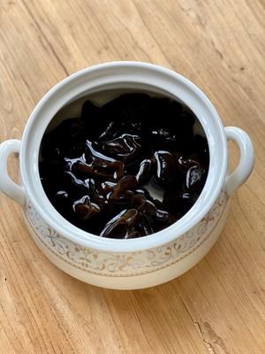 小美泡發(fā)黑木耳的做法 步驟5
