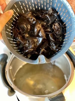 小美泡發(fā)黑木耳的做法 步驟4