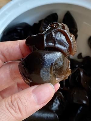 小美泡發(fā)黑木耳的做法 步驟6
