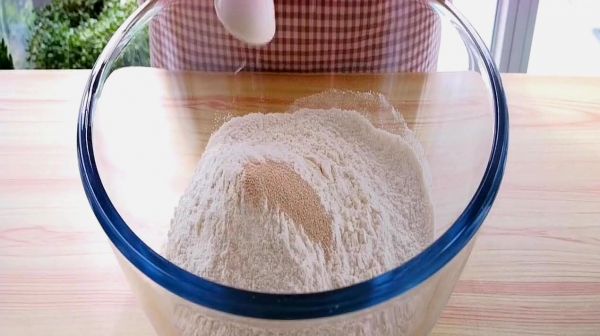 做面包有诀窍，不用揉面就能拉丝，蓬松宣软，做法简单