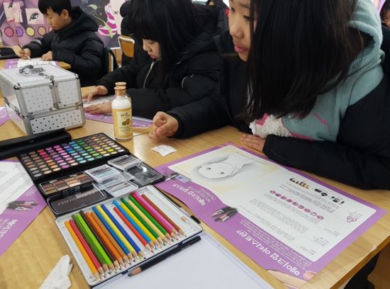 韓國兒童參加化妝體驗課