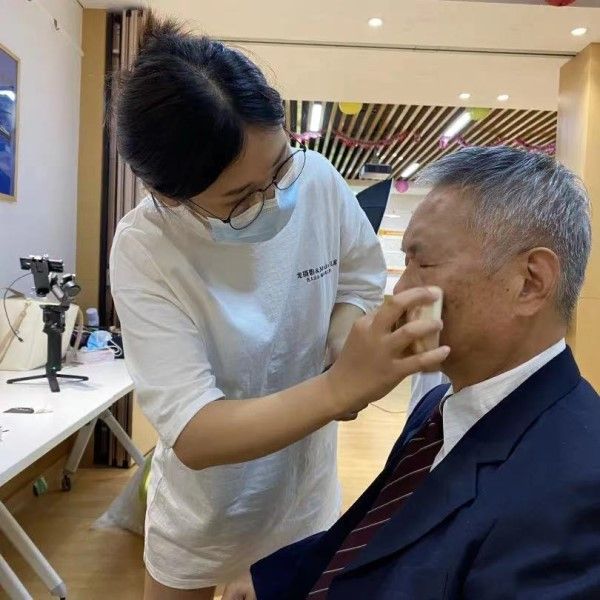 圖說(shuō)：給金婚夫婦化妝。康健街道供圖（下同）
