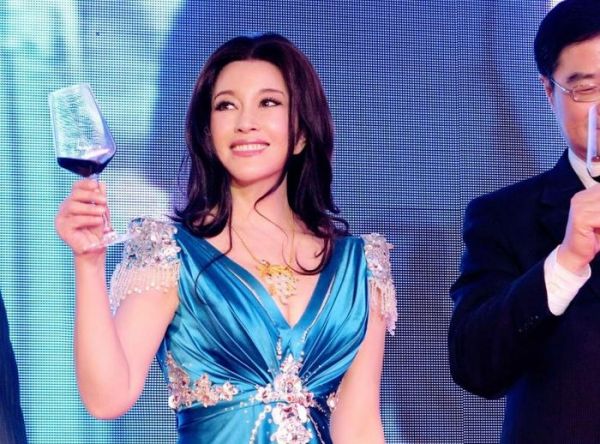 刘晓庆老公备胎转正的故事 直言我们相爱十生十世