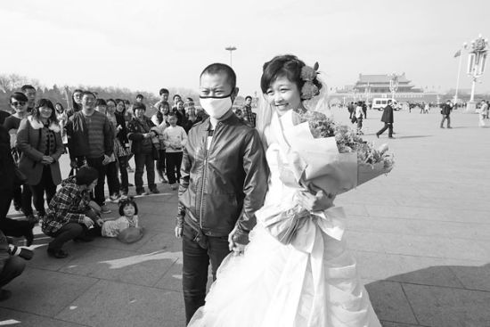 15日，在天安門廣場，孫菊和安寧的婚禮收獲了來自全國游客的祝福。本組照片均由北國網(wǎng)、遼沈晚報記者 查金輝 攝