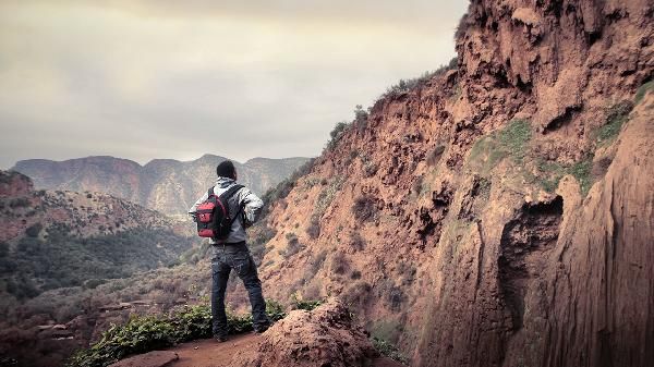 吃飽爬山還是空腹爬山