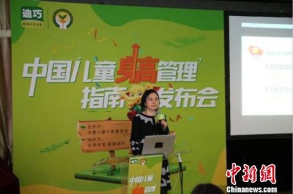 中國優(yōu)生科學協(xié)會小兒營養(yǎng)專業(yè)委員會常務(wù)副主任委員蔣競雄解讀指南　董子暢　攝