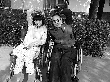 坐在轮椅上的夫妻俩