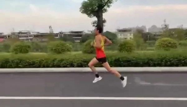 小聶:這個技術(shù)體系很小眾嗎?事實證明,要想減肥無傷健康跑,不斷提高身體素質(zhì)和刷新PB,就要這樣跑,看看這個你就明白了7473 作者: 來源: 發(fā)布時間:2024-8-22 23:22