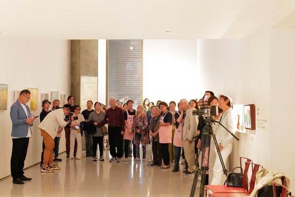 开幕式现场,参展老人们在家人和康语轩工作人员的陪伴下,与现场嘉宾一起观看策展人致辞视频。
