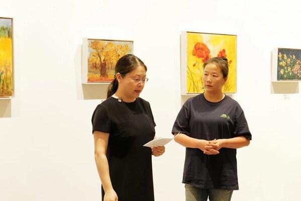 康语轩养老服务(北京)有限公司副总经理 鲍迪娜与噫吁唏艺术馆名誉馆长尹爱勤在开幕式现场