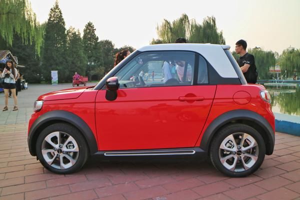 國產(chǎn)又一上班代步神車，兩個(gè)座椅，三塊大屏，旋鈕換擋
