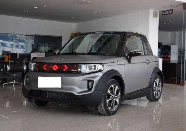 國產(chǎn)又一上班代步神車，兩個(gè)座椅，三塊大屏，旋鈕換擋