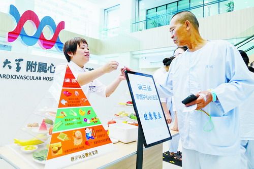 医护人员现场宣讲“健康餐盘”，指导市民“心健康”。（医院供图）