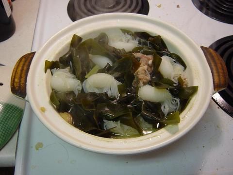 漠璇廚房：排毒養(yǎng)顏——魔芋海帶排骨煲