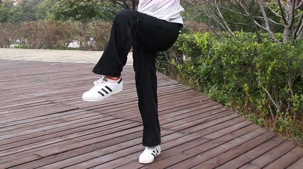 轉(zhuǎn)身加抬腿，瘦肚子瘦腰，堅持1個月，大肚子都變小了