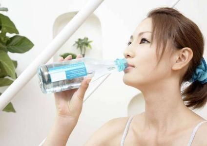 夏季多喝水幫助減肥 還能有效排毒