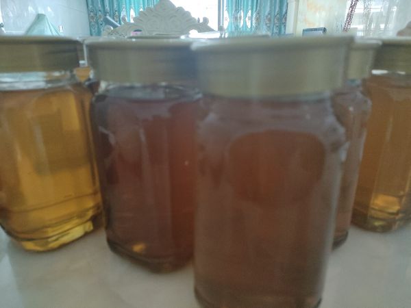 家長(zhǎng)為孩子沖泡蜂蜜水