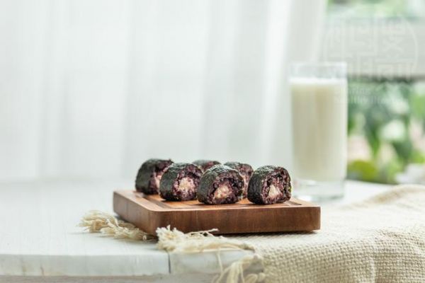 早餐要吃好，厨师长教你做一份营养的黑米卷的做法