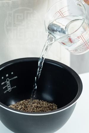 早餐要吃好，厨师长教你做一份营养的黑米卷的做法 步骤2