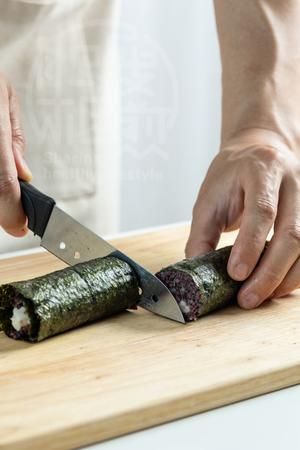 早餐要吃好，厨师长教你做一份营养的黑米卷的做法 步骤6