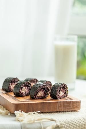 早餐要吃好，厨师长教你做一份营养的黑米卷的做法 步骤7