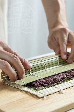 早餐要吃好，厨师长教你做一份营养的黑米卷的做法 步骤5