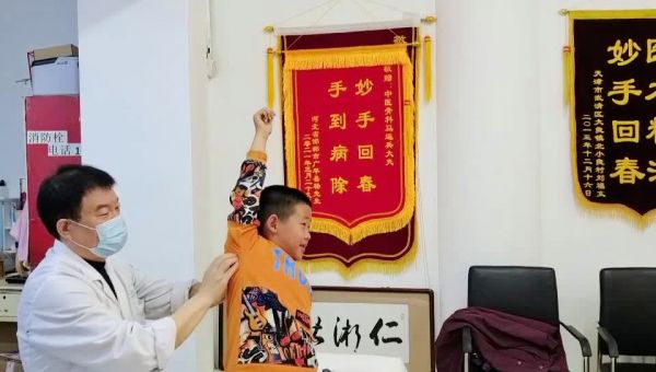 愛(ài)打籃球的小帥哥抻到了胳膊